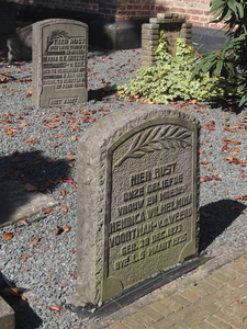 901813 Afbeelding van enkele oude grafstenen op de oude begraafplaats bij de Torenpleinkerk (Schoolstraat 5) te Vleuten ...